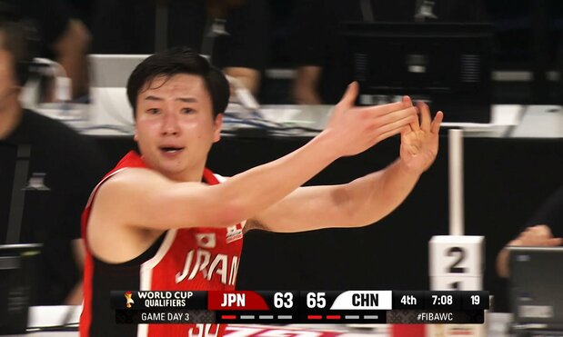 livedoornews's tweet photo. 【困惑】バスケW杯予選、中国HCが日本のドリブル妨害 富永は猛抗議
https://t.co/1ZhMdJsieW

日本と中国の対戦で一部シーンが波紋を呼んでいる。ドリブル中の富永啓生からボールがこぼれるシーンで、中国HCの手が富永のボールに触れていたという。これには富永や渡邊雄太も抗議をする事態に。 https://t.co/oyQJxPzxb6