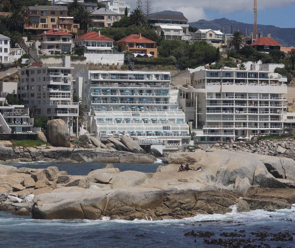 First_Group_ZA's tweet image. Bantry Bay offers a peaceful luxury escape with sweeping ocean scenery right outside your window. 

✨Book your Bantry Bay stay and experience seaside sophistication at its finest.

Click Here: bit.ly/3Oqv3qC

#FirstGroupSA #FirstExchange #BantryBay #CapeTownEscape