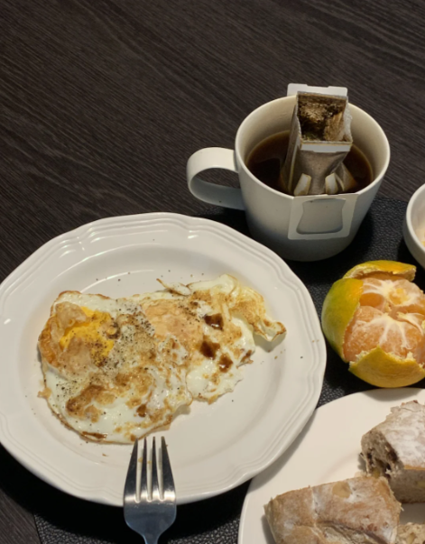 OLIVEA2085's tweet photo. Enjoying a simple yet satisfying breakfast a sunny side up egg, a fresh citrus fruit, and a warm cup of tea. Perfect start to the day. https://t.co/fBaoG0rz3b