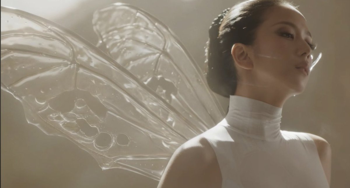 this look deserved way more screen time she literally looks ethereal