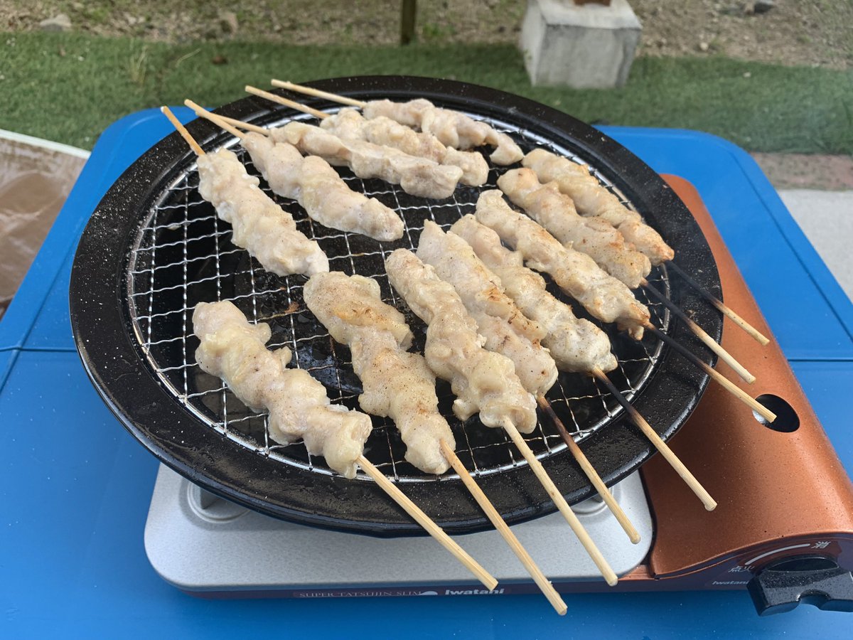 tannpakukennkyu's tweet photo. 【業務スーパーの最強トレーニー飯🍗】

業務スーパーに筋トレしてる人なら絶対喜ぶ商品がある。それが『鶏とろ串』まず、美味すぎて2年前ぐらいからリピしまくってる。そして、成分がおかしい⬇️100gあたり、たんぱく質が19.6g摂れて脂質が脅威の1.6gと低すぎる！ほんとに⁉️ってなるレベルじゃない？ https://t.co/odiCszQ450
