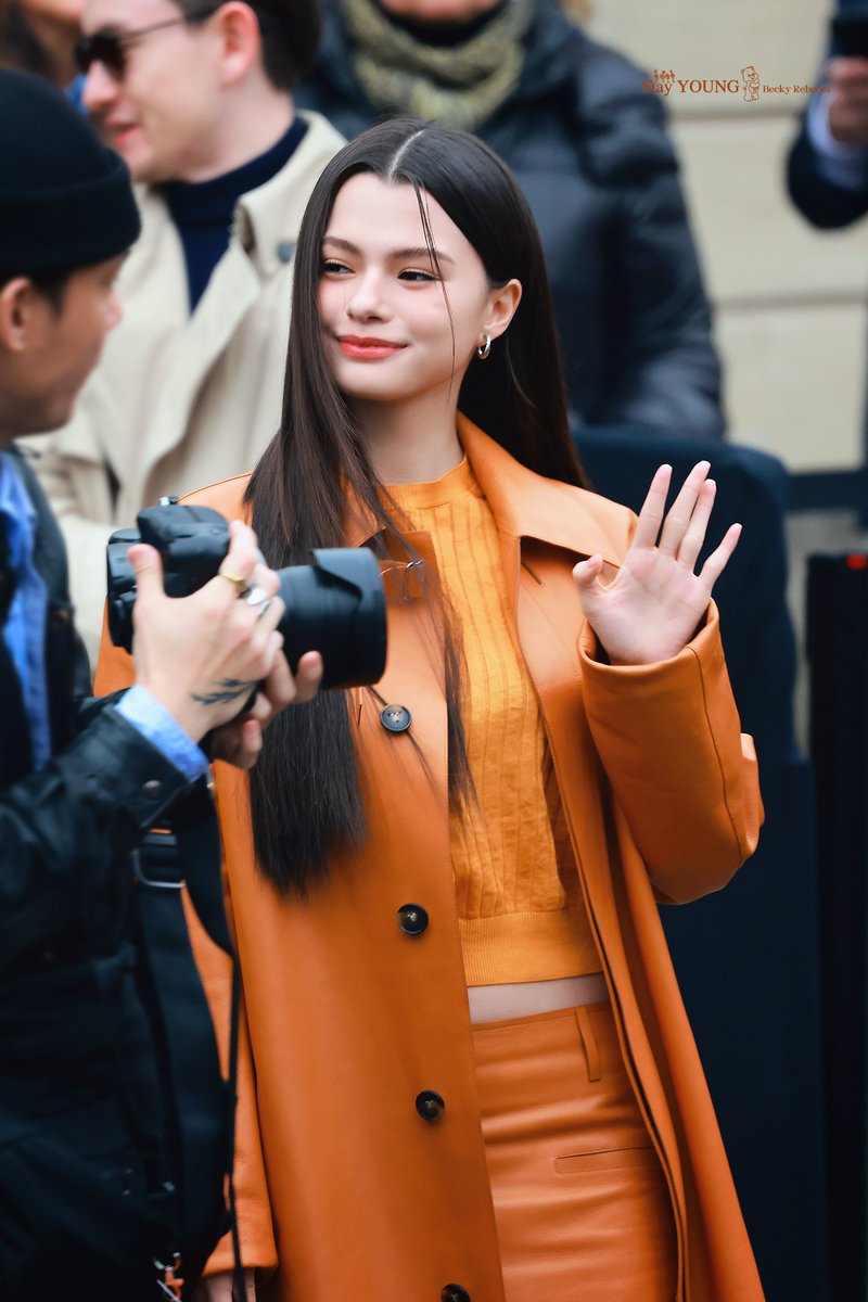 StayYoungBecBec's tweet photo. 🟠🟠
REBECCA AT MFW WITH TODS
#BeckyxTodsFW26
#MFW26xBecky https://t.co/OpWvaZeZ1x