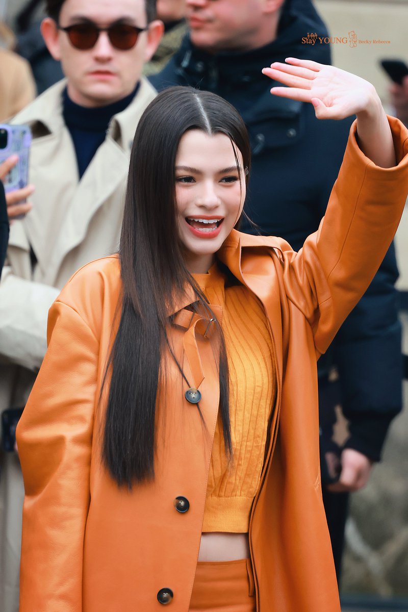 StayYoungBecBec's tweet photo. 🟠🟠
REBECCA AT MFW WITH TODS
#BeckyxTodsFW26
#MFW26xBecky https://t.co/OpWvaZeZ1x
