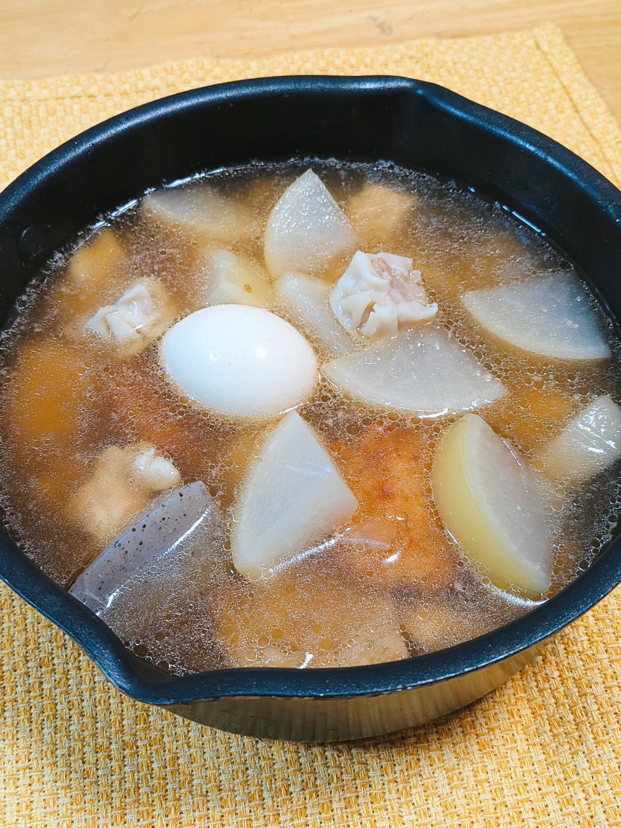 みなさん、本日の夕食はなんですか？
さて、我が家は水曜から『#おでん』です🍢
朝昼晩、お弁当もおやつも夜食も『おでん』🍢
２ℓ鍋✖️２つの体制ですが、すぐに消滅。
いろんな具材を足していますが、編集長のオススメ、シウマイは便利！練り物が苦手な娘もOK！今日はエビ風味🦐
#シウマイ #楽陽食品