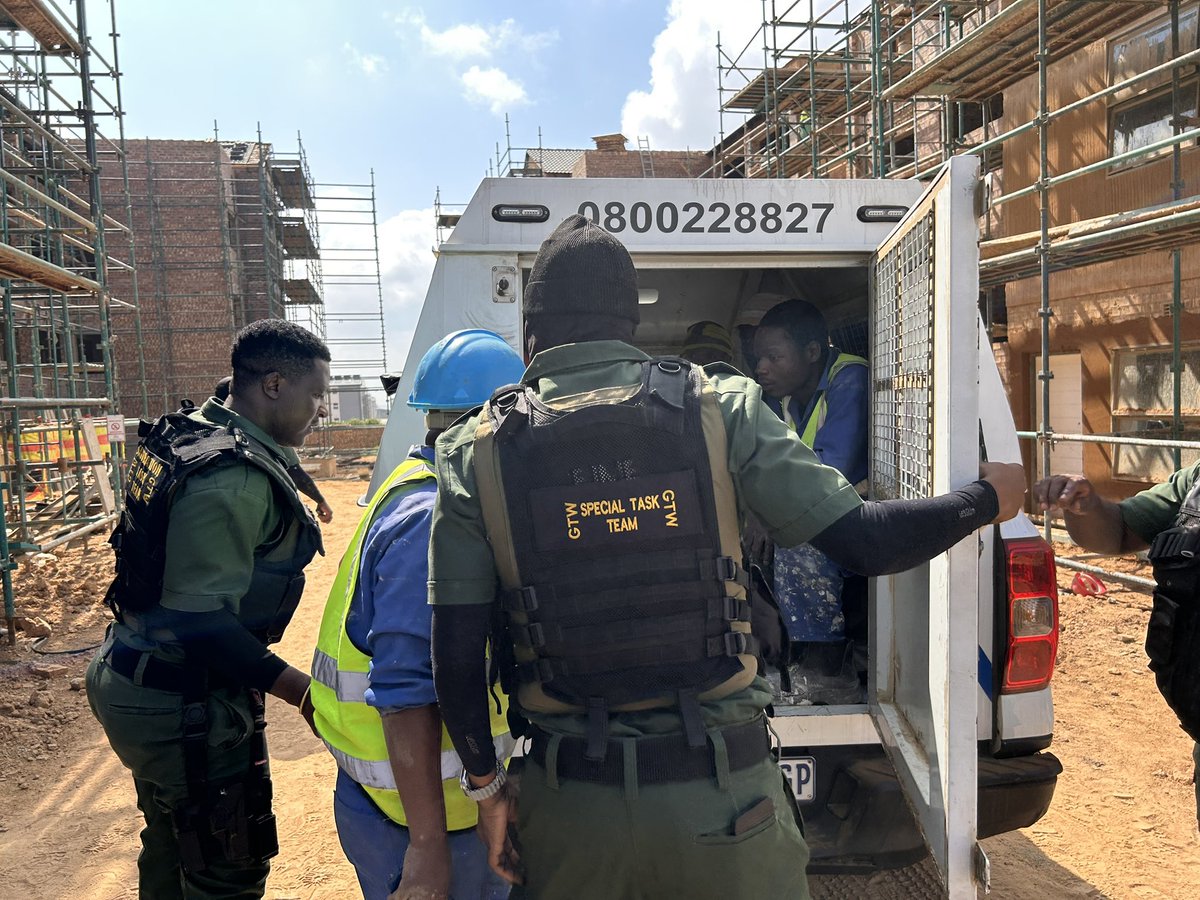 ewnreporter's tweet image. [WATCH] The department of employment and labour is conducting an inspection on non-compliant construction sites in Ekurhuleni. 

Several undocumented foreign nationals have been arrested at a site in Clayville. 

JM