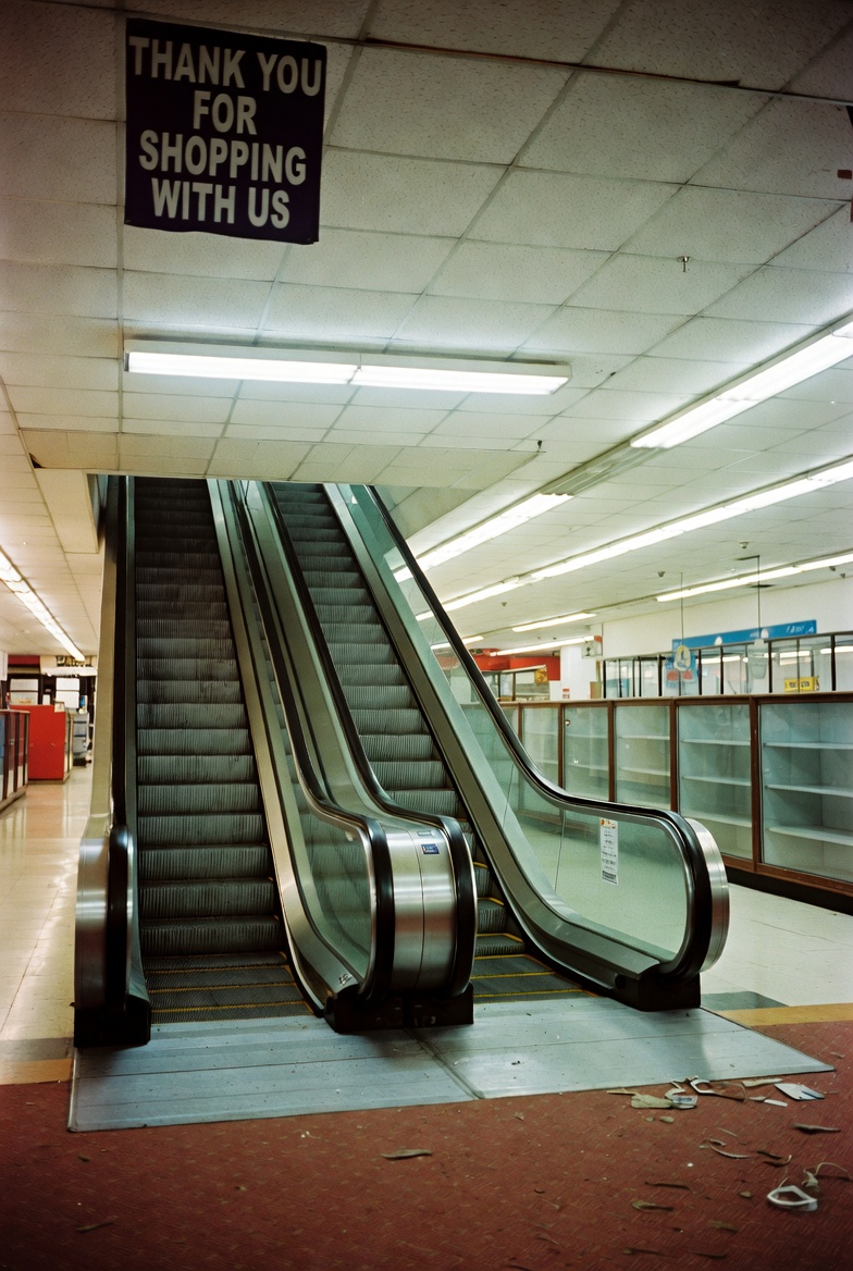 LIMVAGUR137's tweet photo. thank you for shopping with us.
#liminalspace #deadmall https://t.co/Og67gmMYJ1
