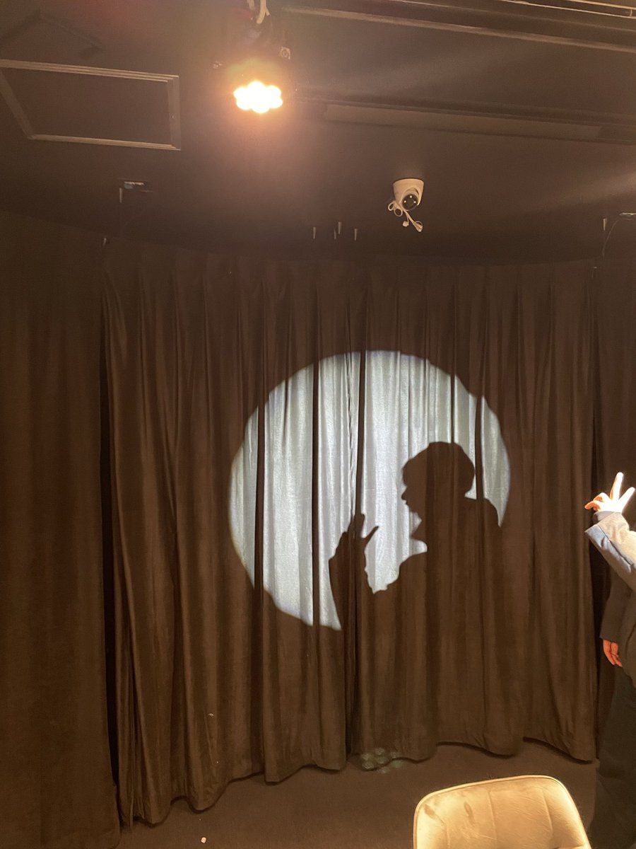 rupin_kota's tweet photo. 実は数日前東京に行ってました！
その時にMyMyさんにお邪魔させて頂いたんですけど、内装めっちゃ凄かった！！！

とんでもなくリッチな体験ができる！
演出も工夫も楽しそうだし、是非頑張って欲しいなー！
#MyMy https://t.co/hsS1ZmD7Z1