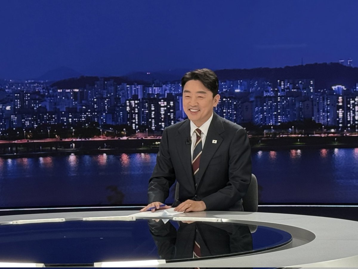 kanghunsik_'s tweet photo. 대통령께서 집을 내놓으신 오늘 저녁, MBC 뉴스데스크에 출연합니다. 주식시장과 부동산시장 정��화를 위한 정부의 의지, 또 어제 발표드린 전략경제협력 성과를 구체적으로 설명하고 오겠습니다. ^^ https://t.co/mp6FpolY6t