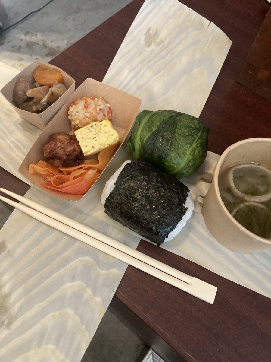 代官山情報 今月新しい仲間が増えました 新潟県矢代米を使った美味しいおにぎり屋さん TAWARA
オープン日に寄らさせて頂いたのですが、店内は凄く混んでいたのでテイクアウトにしてみました。お米 各食材の良さが美味しさを感じさせ食から和みを与えてるおにぎりセットでした。#代官山情報 #おにぎり