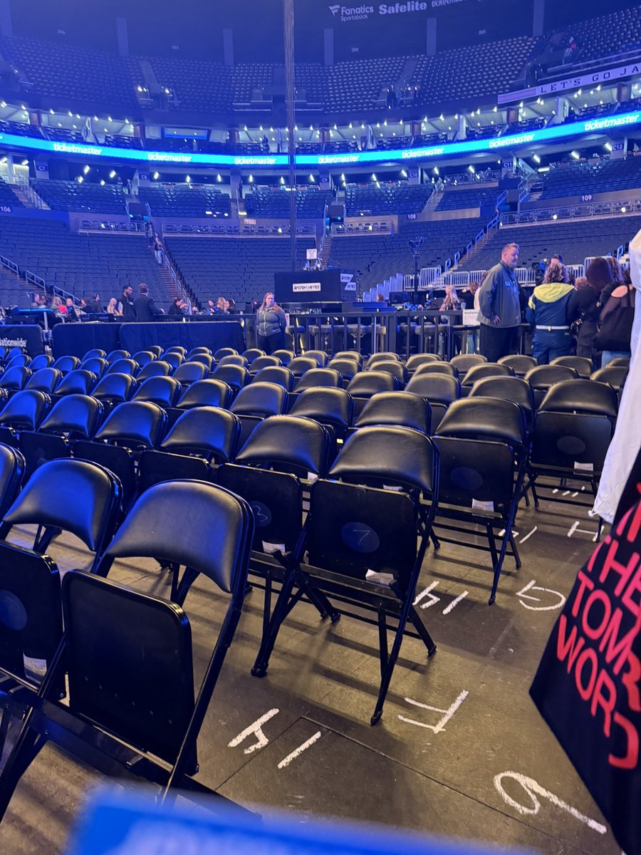 one year since columbus :,)
one year since my best fit of tour!

never had the chance to sit at my barstool, but from what I experienced and the people I talked to on the last night, it was a fantastic night :)

next tour ill get barstool if it’s offered :) redemption