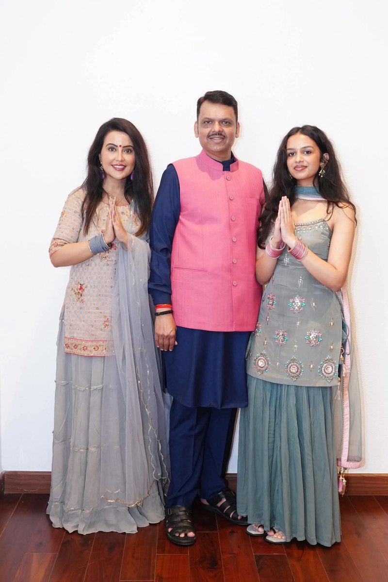 manoj29237's tweet image. वडिलांच्या आयुष्यातील सुंदर क्षण म्हणजे आपल्या मुलीचा वाढदिवस.. दिविजास जन्मदिवसाच्या खूप खूप शुभेच्छा! 🎂💐🚩

#divijafadnavis
 #happybirthday

#Devendra Fadnavis  #Amruta Fadnavis
#𝐂𝐌 𝐃𝐞𝐯𝐞𝐧𝐝𝐫𝐚 𝐅𝐚𝐝𝐧𝐚𝐯𝐢𝐬 :
#TEAM DEVENDRA
#MANOJ PAWAR