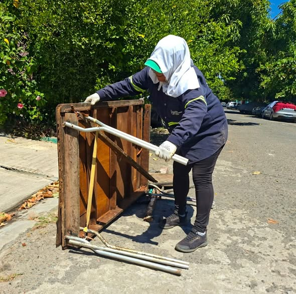 En respuesta a solicitud ciudadana, el equipo de Mantenimiento Municipal, en coordinación con la Directiva de la Urbanización Brisas del Norte, Distrito Tonacatepeque, realizó el retiro de desechos voluminosos en todo el sector. ♻️