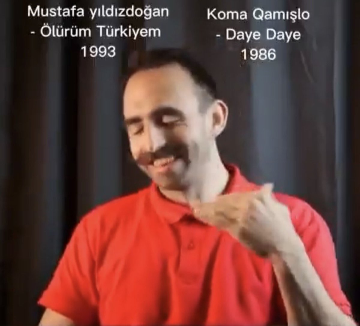 Şu surattaki yüz ifadeye bak nasıl da kendi sahte propagandasına yükselmiş rolleniyor.