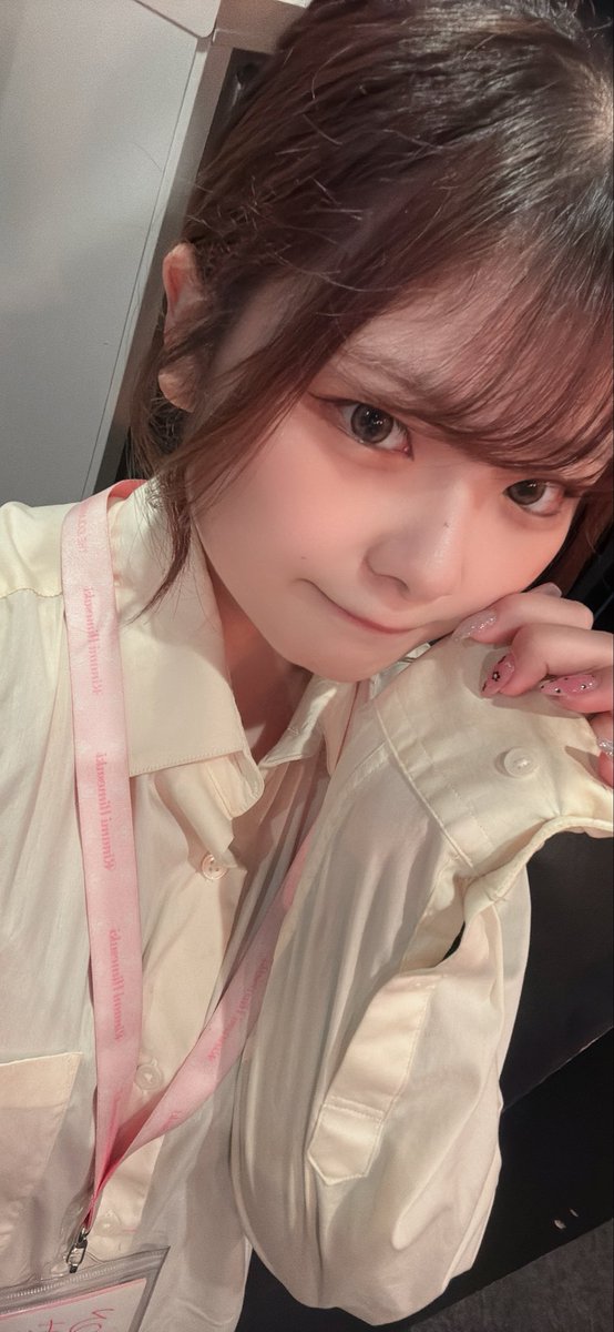 遅刻娘おきゅいんしました‼️‼️彼シャツ‼️
しおりんが着てたやつもらったヨ…ぬくもりを感じます(^q^)
アヤネさんとらくさんと朝まで！！今のところまったり😔