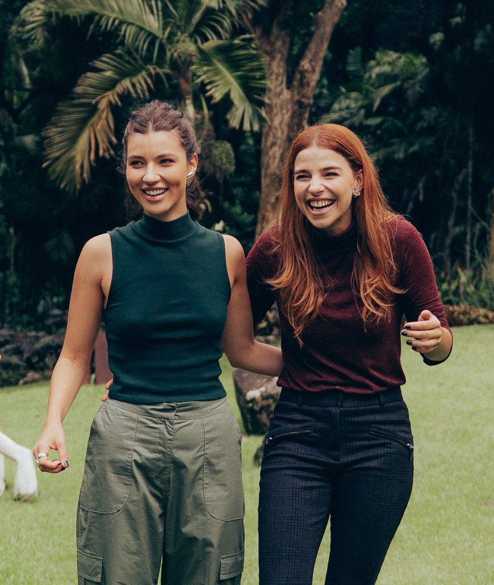 a paleta de cores de filme natalino mds iam barbarizar tanto essas duas em uma comédia romântica