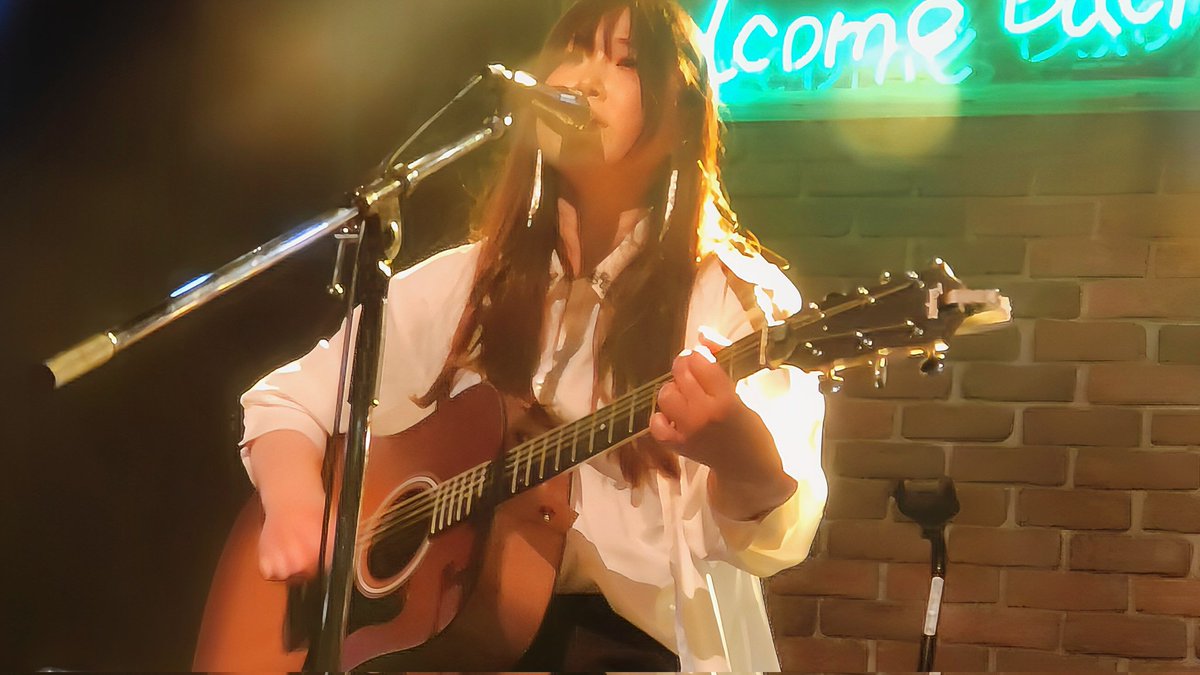 Petenshi_AKIRA's tweet photo. まずはトライメライ
あこちゃん病み上がりだったりでちょいと心配してたけど
元気そうで良かった😊

傷跡のギターのフレーズちょっと変わった？なんて思いながらも
あこちゃんの歌に耳が惹きつけられてたので曖昧
いい唄だなぁと

普段あまりいないポジションなのでJunichiさんの爆音に一瞬驚いた😂 https://t.co/40LsxXCBgW
