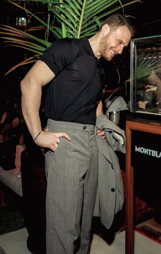 Que alguien me explique por qué ese perfil me mira así y ese cuello me reta. 🥵
Pd: el ángulo de la foto es arte… el cuello, mi debilidad. 🧎
#KeremBürsin