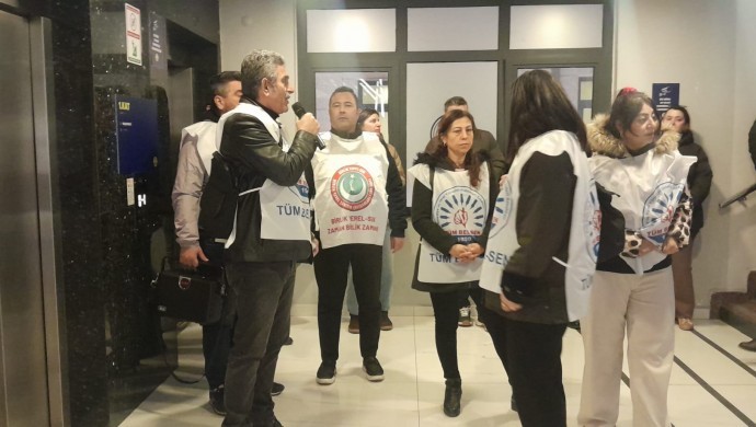 Buca Belediyesi emekçileri, 7 aydır alamadıkları TİS'den kaynaklı hakları için 8 gündür eylemde. 
Emekçiler, bugün de 11.30-12.30 arasında iş bırakarak belediye binası önünde açıklama yaptı.