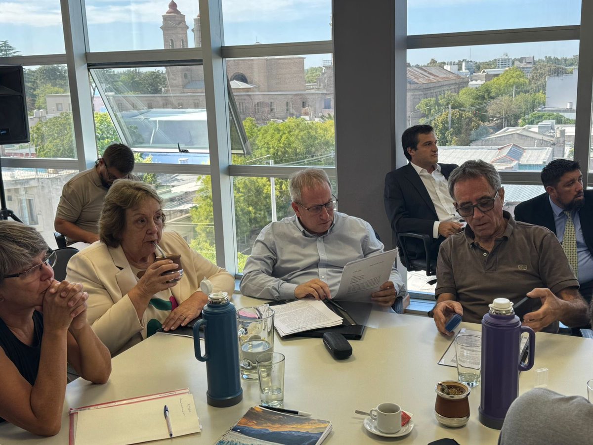 "Crecer duele, pero vale la pena" .

Ante una nueva postergación en la Comisión de Labor Parlamentaria, a nuestro bloque; quienes estamos #construyendo un #futuro distinto para Río Negro junto a Aníbal Tortoriello decimos:

Podrán postergarnos un tiempo pero ese futuro es