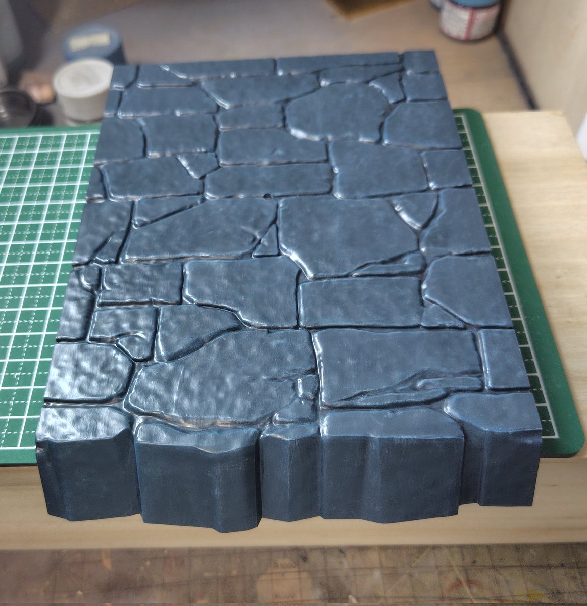 ドラキー ベースの塗装 1色目 凹みにジャーマングレー 2色目 撮り