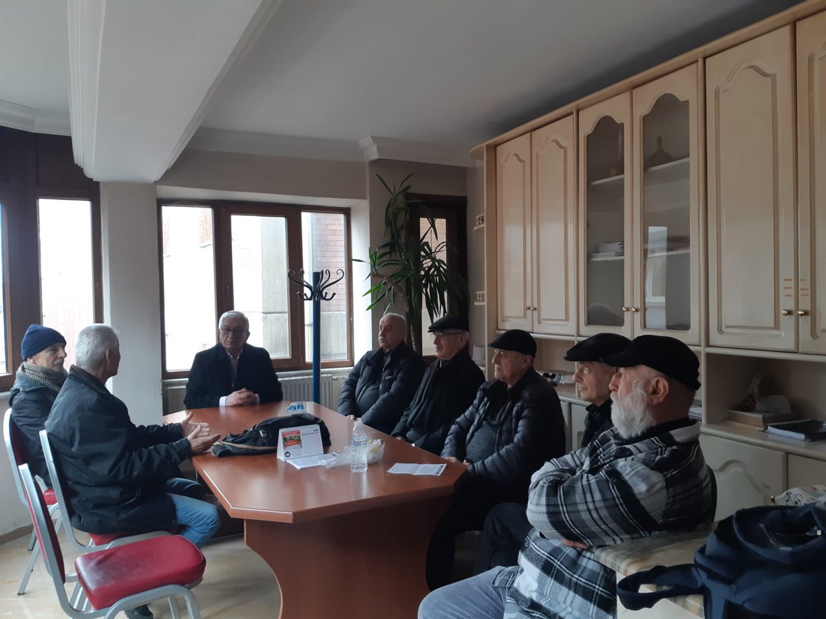 TlinKarakulluk2's tweet photo. @BraParmaks64874 #EmekliMeclisi emekçilerimizden  Hasan Kaşkır  ve Ömer Sarsılmaz  arkadaşlarımız  İzmit Emekli Derneği yöneticileri ile Birleşik Emekli Mücadelesini yürütmek adına görüşmeler sağlandı. Yapılan görüşmeler sonucun da oldukça olumlu bir sohbet gerçekleştirildi.#EmekliMeclisi emekçilerimiz  5 Mart 2026 tarihin de;   emekli sendikaları ,emekli platformları, emekli kurumları emekli dernekleri ile yapacağımız toplantıya davet edildiler... Geniş katılımlı toplantıya  dahil olacaklarını katılım sağlayacaklarını ifade ettiler....
#EmekliyizHaklıyızKazanacağız