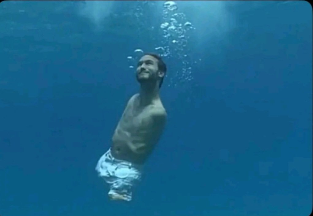 Né sans bras ni jambe, Nick Vujicic est un conférencier motivateur a succès,un écrivain, un peintre , un parachutiste et a même appris à surfer et à nager. Il est également marié et père de 4 enfants.