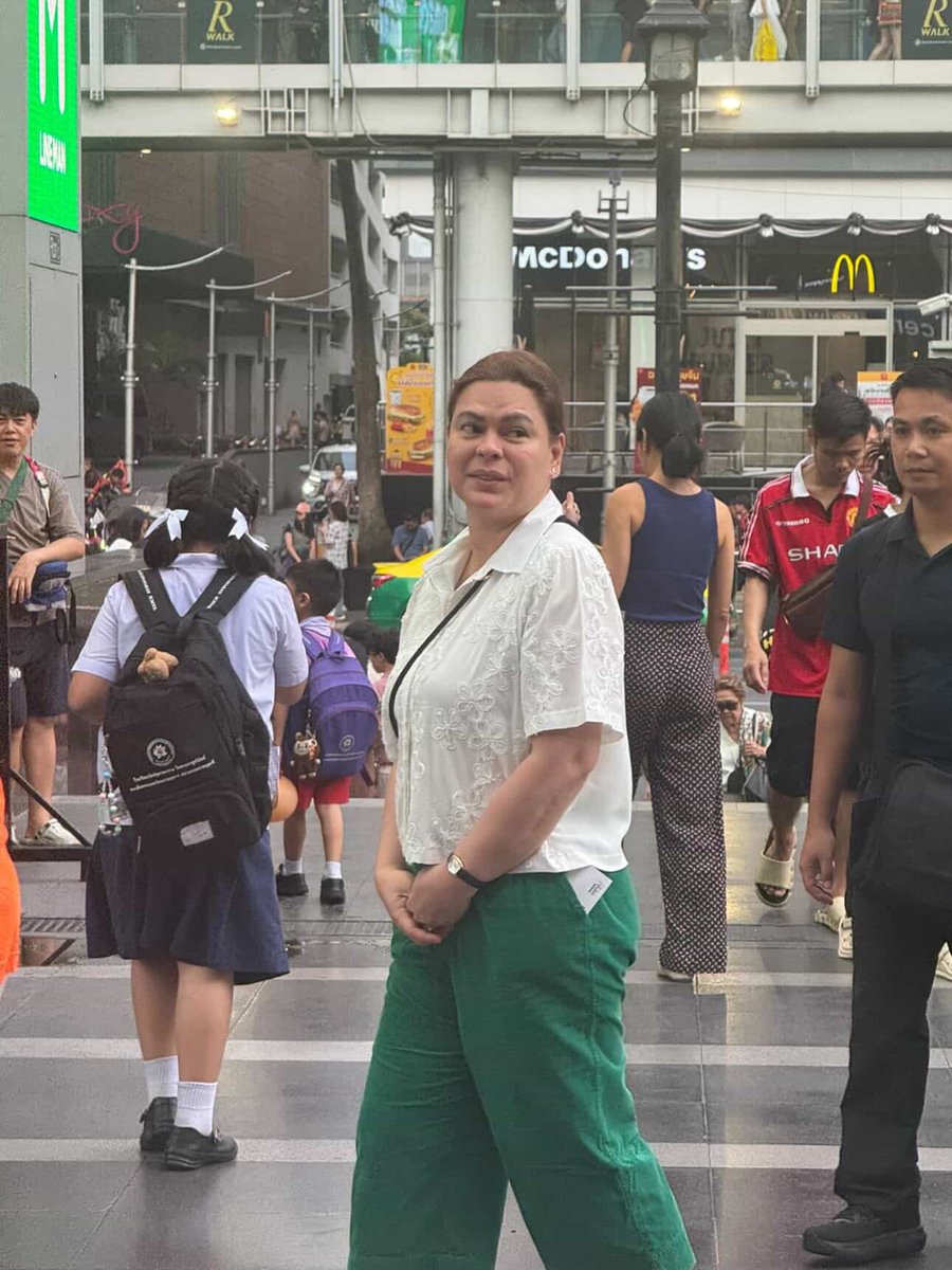 jesusfalcis's tweet photo. 🚨Tweety Bird Reports!

Inday Lustay aka Sara Duterte was spotted in Bangkok yesterday Thursday kahit na work day today and tomorrow for MOST Filipinos.

Tweety bird says she was spotted near a major mall in Bangkok and was touring or shopping in the area.

Daming time mag bakasyon! 👊

Siguradong dedepensahan eto ng mga DDS pero nung si Leni Robredo ang nasa abroad nuon kung anu-ano ang sinasabi kahit work related ang trips abroad ni VP Leni nuon.

Meron pang pautot ang mga DDS nuon na #NasaanAngBise pero ngayon walang pakelam kung nasaan si Sara.

Cool ‘toh kasi! 😹

#ImpeachSaraDuterte