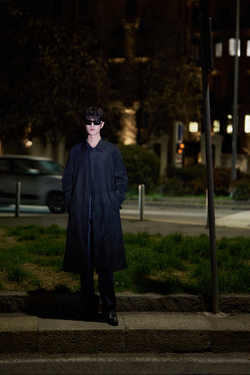 救命！肖战的黑衫夜行造型真的太绝了！全黑look+黑框眼镜，在夜色里又A又飒，却又藏着一丝温柔，每一个眼神都充满了故事感，真的太让人心动了！经典与先锋在他身上完美融合，这就是顶级时尚表现力吧！
XIAO ZHAN GUCCI SPRING
#XiaoZhanxGucciTrend26
#MFW26KingXiaoZhan