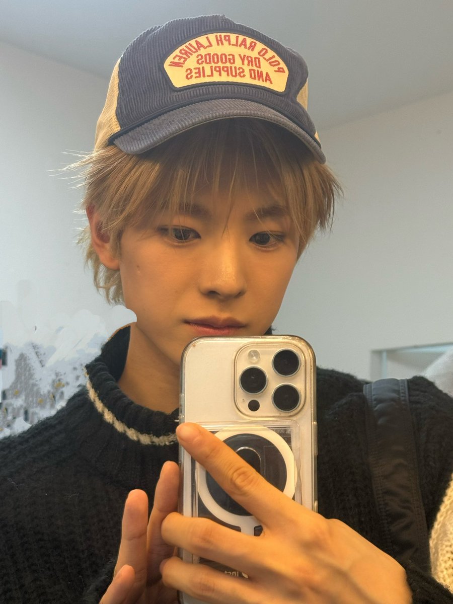 hirowish_'s tweet photo. 유우시 핸드폰 뒤에 폴라 어떤걸까 궁금하다 https://t.co/QadN1QxFIa