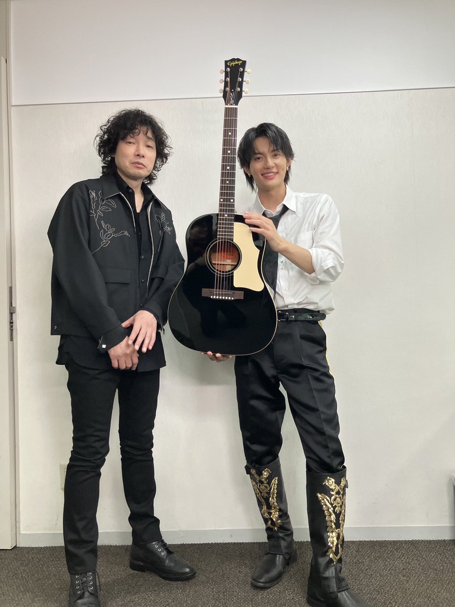 saitokazuyoshi's tweet photo. #斉藤和義
「MUSIC STATION」ご覧頂きありがとうございました！

最高のバンドメンバーと #美央ストリングス の皆さんと一緒に、最高のパフォーマンス🔥

お久しぶりに #佐野勇斗 さんにも会えて記念写真📸

応援して下さった皆さん、ありがとうございました🎸

#Mステ #朝倉真司 #隅倉弘至 #真壁陽平 https://t.co/ynQjeVGr7G