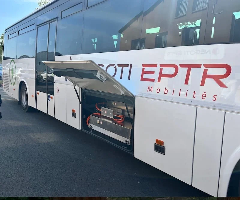 carconducteur's tweet photo. 🚌 Le #retrofit des #autocars, bonne idée, mais quand il s'agit de supprimer des #soutes pour y mettre les #batteries, mauvaise idée !
🟥 Comment font en #ligne ou en #scolaire les passagers pour mettre leurs bagages, valises, trottinettes, vélos pliants, chariots, poussettes ? https://t.co/tKW8rfncNZ