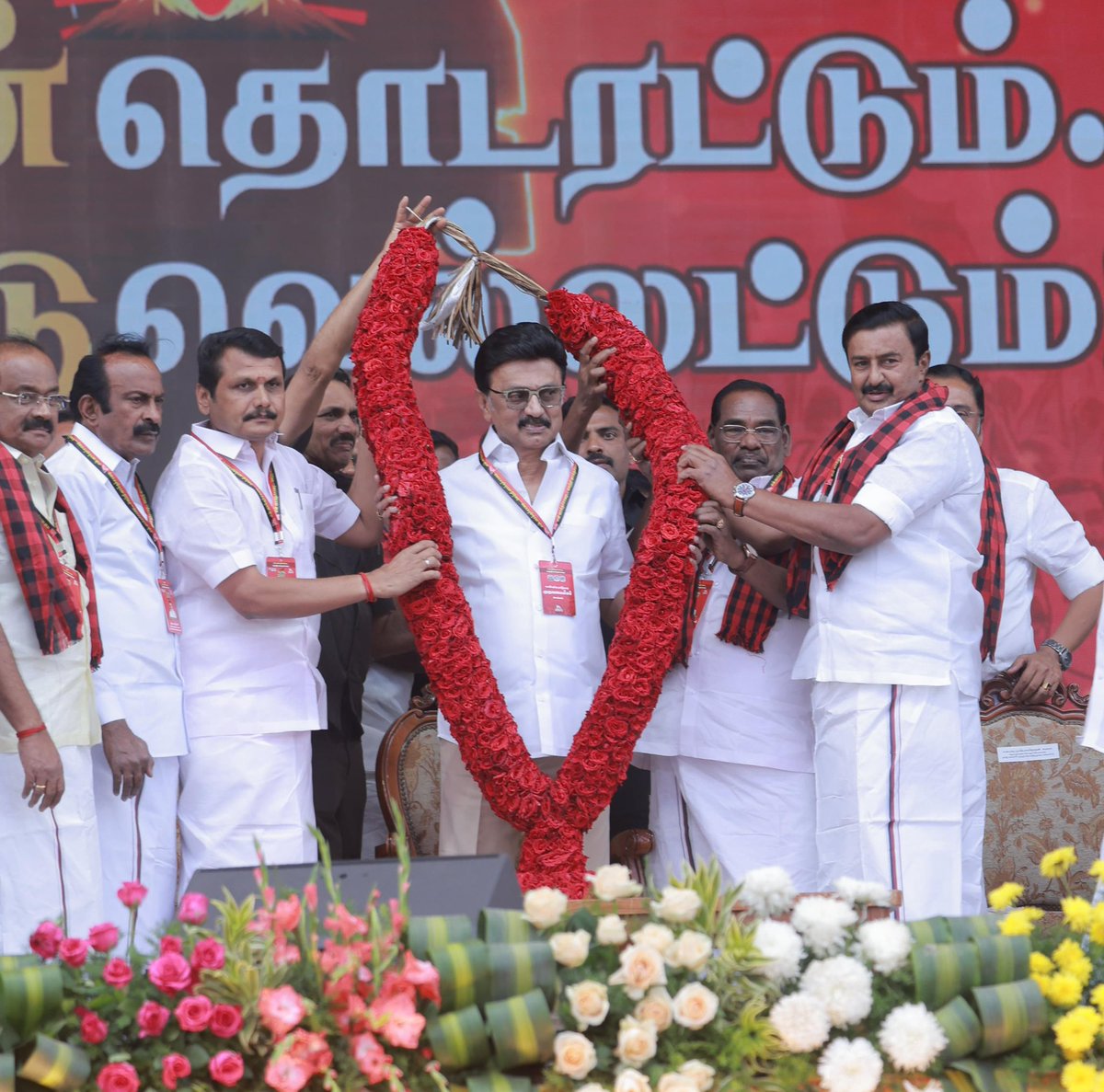 1.49 கோடி கோரிக்கை மனுக்களுக்கு தீர்வு கண்ட ‘முதல்வரின் முகவரி’ திட்டம் வழங்கிய மாண்புமிகு தமிழ்நாடு முதலமைச்சர் தளபதி <a href="/mkstalin/">M.K.Stalin - தமிழ்நாட்டை தலைகுனிய விடமாட்டேன்</a> அவர்கள், இன்று கோவையில் பல்லாயிரக்கணக்கான கழக நிர்வாகிகள் கடலென கூடியிருக்க நடைபெற்ற (1/2)

#ஸ்டாலின்_தொடரட்டும்
#தமிழ்நாடு_வெல்லட்டும்