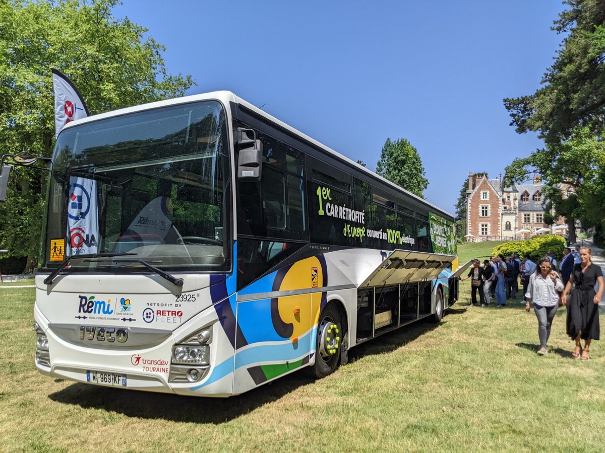 carconducteur's tweet photo. 🚌 Le #retrofit des #autocars, bonne idée, mais quand il s'agit de supprimer des #soutes pour y mettre les #batteries, mauvaise idée !
🟥 Comment font en #ligne ou en #scolaire les passagers pour mettre leurs bagages, valises, trottinettes, vélos pliants, chariots, poussettes ? https://t.co/tKW8rfncNZ