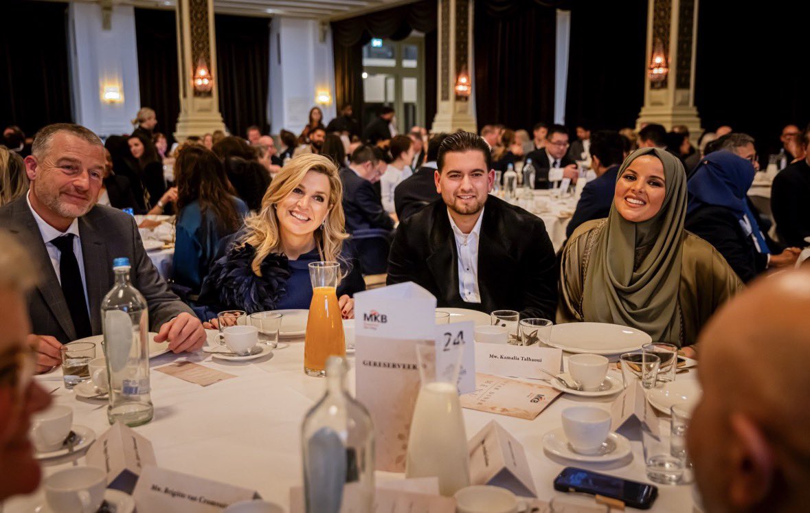 Terwijl er geen kerstboom meer te zien is tijdens de kersttoespraak van de Koning, schuift Máxima natuurlijk wel gezellig aan bij de Iftar. 

Onze (christelijke) tradities worden bij het grofvuil gezet, terwijl omvolking en islam worden omarmd. Schaamteloos.