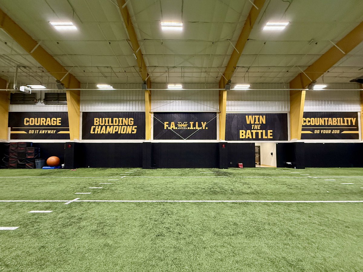 Waterboy_Miles's tweet image. Big banners, big branding! The indoor athletics facility at Memorial HS got a massive upgrade with @waterboy_tx recently. The student athletes who use this facility love it and so do we!!

#WaterboyGraphics #WeBrandBig #WhenCultureMatters #CampusBranding #SchoolBranding #Branding