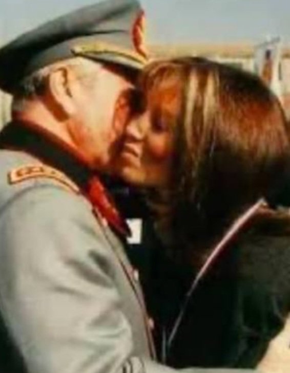 Tanto que huevean los zurdeques con Mon Laferte y su platino si el año pasado una fachita se la ganó jajajajajajjajajaja "Pablo Herrera" dedicada a su presidente jajajaja