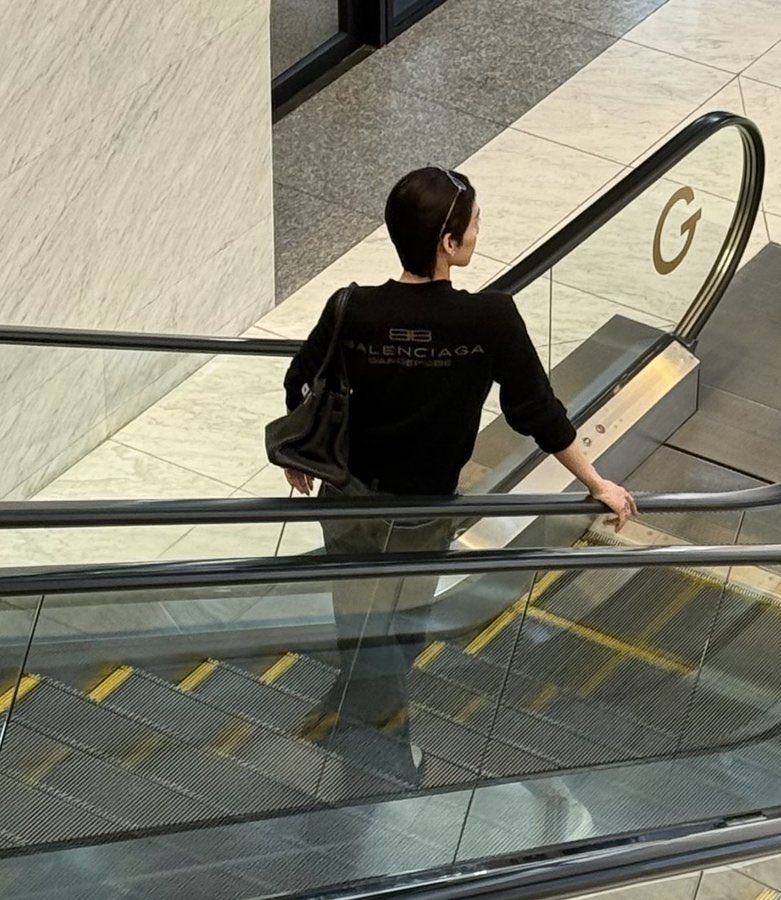 วันเดียวกันแต่งตุวเหมือนกัน all black ใส่แว่น ห้อยกระเป๋า ไม่ไปทำบุญกับพี่ๆเหมือนกัน เป็นแฟนกัน 😮‍💨✅