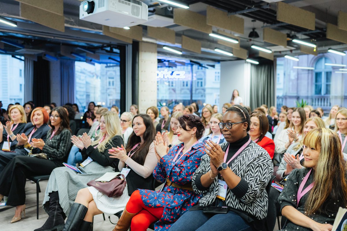 Living (nearly) every man's dream (in the Bitcoin industry). A room full of women.

I spoke to 120 women about where to buy #bitcoin, how to store it safely, what a seed phrase is, and how to pay with bitcoin.