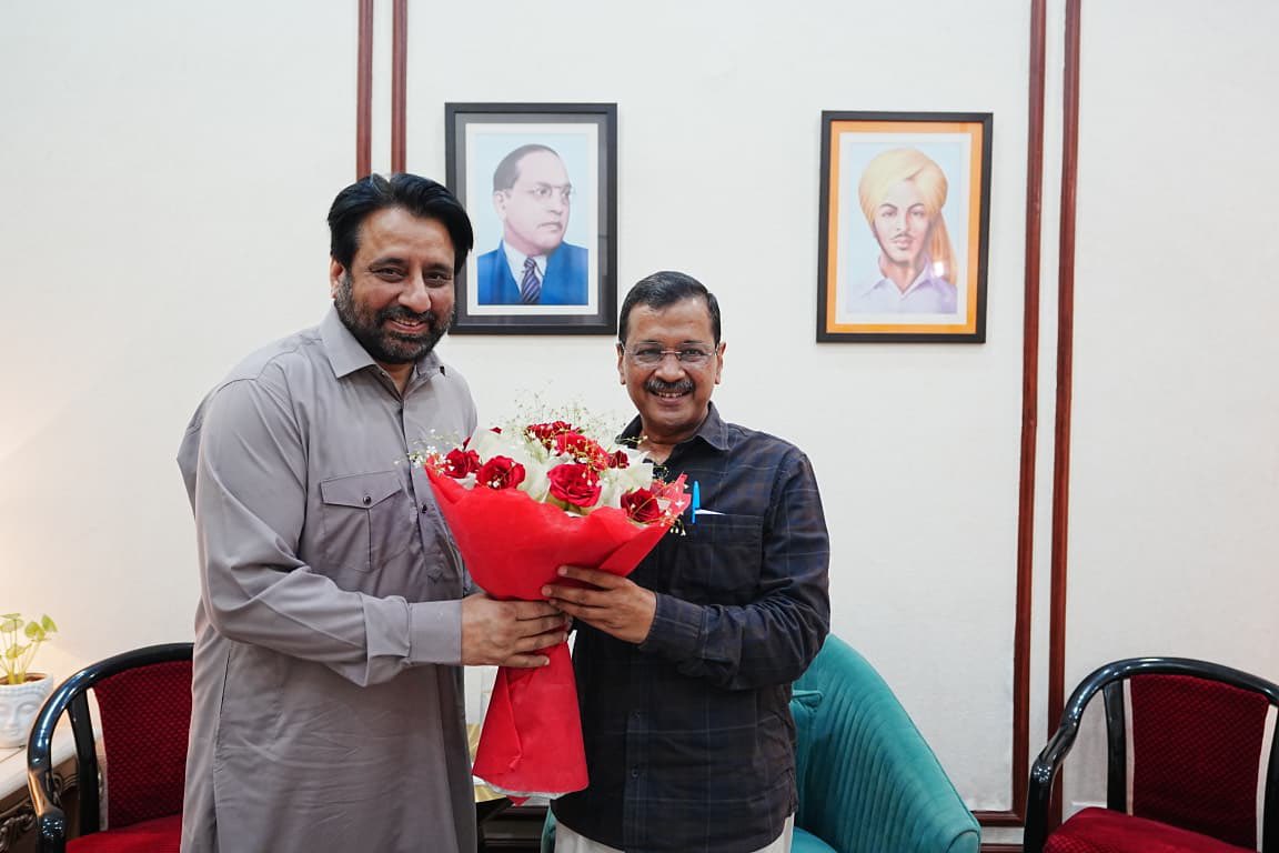 KhanAmanatullah's tweet photo. अल्हमदुलिल्लाह अपने नेता अरविंद केजरीवाल जी को शराब घोटाले के नाम पर सीबीआई के फ़र्ज़ी कैस में बरी होने पर उनके घर जाकर मुबारकबाद पैश की ,हम सब का यक़ीन है कि अल्लाह हमेशा सच का साथ देता है और आज सच का साथ दिया और सच की जीत हुई। https://t.co/31XHoZerad