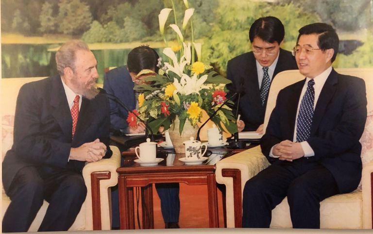 💚 Hoy recordamos la conversación que sostuvo Fidel con Zhu Rongji, primer ministro de China durante su visita a la República Popular China, el 27 de febrero de 2003.

#ElSiglodeFidel