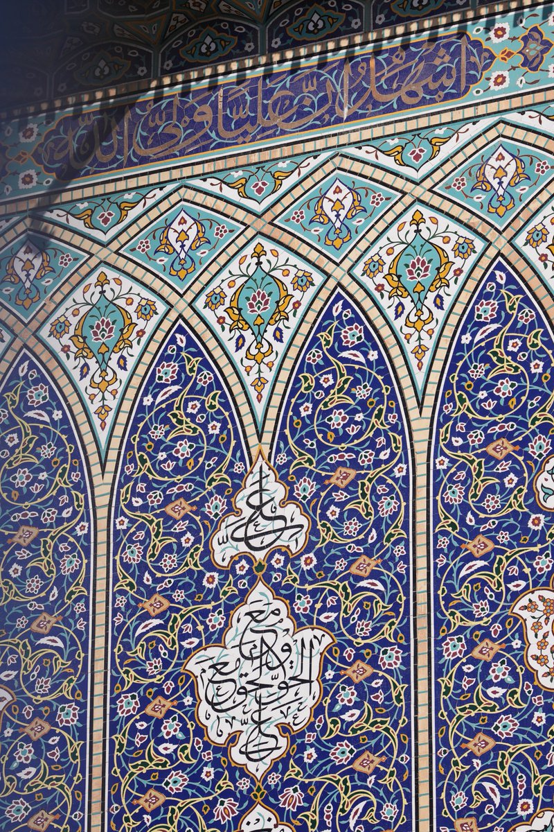 «قَدْ جآءَکُمْ بُرْهانٌ مِنْ رَبِّکُمْ وَ أَنْزَلْنا إِلَیکُمْ نُوراً مُبِیناً» (نساء: ۱۷۴)
امام صادق علیه‌السلام فرمود: 
منظور از «بُرْهانٌ»، رسول خداست و منظور از «نُوراً»، امیرالمؤمنین علیه‌السلام است.
تفسیر قمی، ج۱، ص۱۵۹