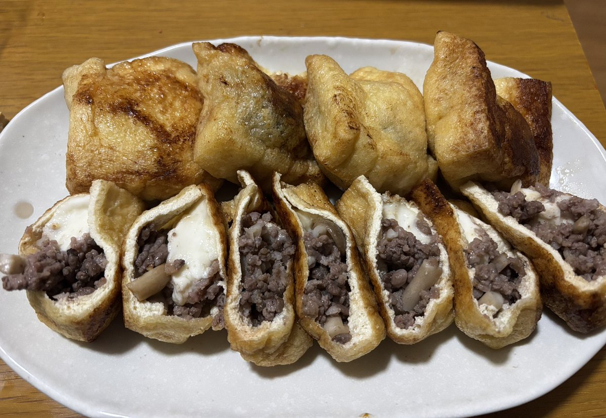 今日は時間があったので
⁡
おうちで晩御飯😋
⁡
お揚げの中に、ミンチとしめじとチーズを入れて
⁡
蒸し焼き😌
⁡
 #晩御飯