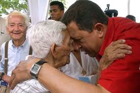 SonPolemicas's tweet photo. El ODIO de los ricos y cierta clase media contra Chávez, comenzó cuando Chávez dijo que los pobres tenían los mismos derechos que ellos y comenzó a reivindicarlos. Dijo que el campesino tenía derecho a la tierra, reconoció derechos de los indígenas, hizo visibles a los excluidos.
Ese odio lo trasladaron a Maduro después.