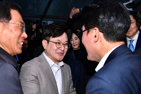 factnews112's tweet photo. 김병수 김포시장, 김민석 총리와 골드라인 혼잡 점검…단기대책 한계 공감 https://t.co/iLk1VfVfYT 
#김포5호선연장 #골드라인혼잡해소 #광역철도확충 #김포시장김병수 #서울5호선김포 #국민청원 #김민석총리 #김포시 https://t.co/imziuyXZLG
