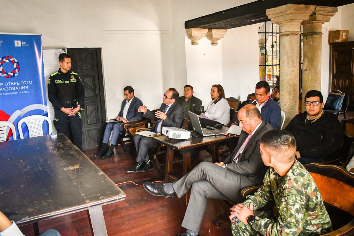 En Consejo de Seguridad, articulamos esfuerzos con la <a href="/FiscaliaCol/">Fiscalía Colombia</a>, <a href="/PoliciaMTunja/">Policía Metropolitana de Tunja</a>, <a href="/COL_EJERCITO/">Ejército Nacional de Colombia</a>, Personería Municipal  y <a href="/Registraduria/">Registraduría Nacional del Estado Civil</a> para seguir fortaleciendo la seguridad y el orden en nuestra ciudad.