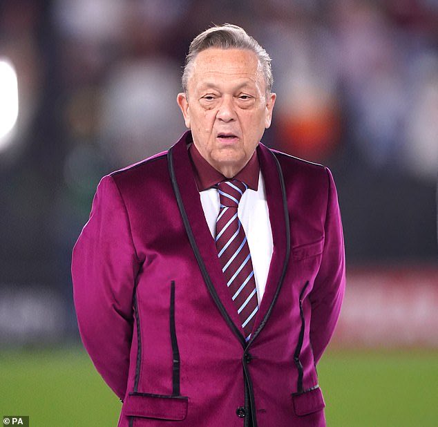 David Sullivan.

Esse é o nome do sujeito que conseguiu sugar 42 milhões de euros do Flamengo na venda do Lucas Paquetá.

O dono do West Ham se livrou de um engodo que vivia de gols e assistências espaçadas e de edits no TikTok.