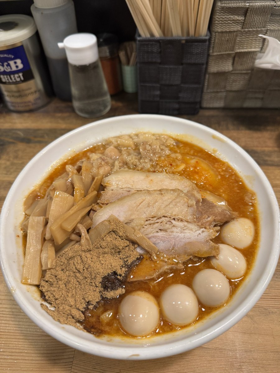 van_smans's tweet photo. 久しぶりの
#麺屋奏さん
豚そば　野菜抜き→メンマ変更
チャーシューダブル、味噌中辛
魚粉増し、うずら増し、脂増し　ライス

美味すぎて瞬殺でした！
美味しかったです♪ご馳走様でした😋 https://t.co/oMtTeO8oxQ