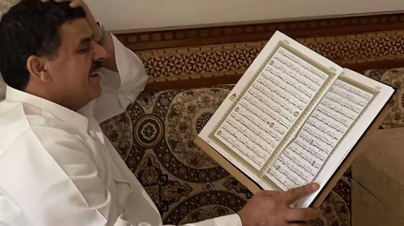 -  ضيدان بن قضعان  -

على من تسجد الروس العزاز لطاعته ورضاه 
    توكلت وسجدت بهامتي لله سبحانه

وانا عبداً ليا ضاقت علي الأرض ما اقول أه 

اقول اللّٰه وليا منّي ذكرت اسمه على شانه

اكبّر ثم اساوي سبع الاعضاء سجدةٍ لله 
واجود بدمعتي في بحر عفو الله وغفرانه .