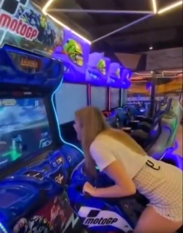 cdn.videy.co/oluOkJ001.mp4
video.twimgs.site/amplify_video/…