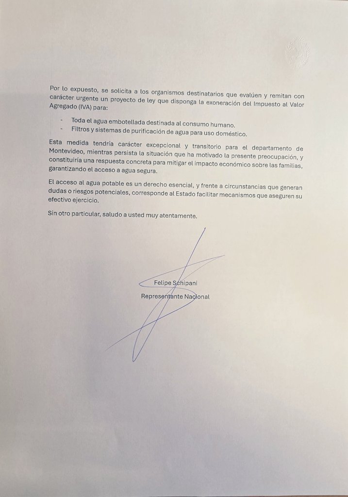 FelipeSchipani's tweet photo. Le estamos pidiendo al gobierno que exonere el IVA al agua embotellada y a los filtros de agua para consumo humano.
La iniciativa se fundamenta en los informes recientes de OSE y Ursea que constatan niveles de trihalometanos en el agua de Montevideo por encima del límite máximo permitido.
Entendemos que, mientras se normaliza plenamente la situación, el Estado debe facilitar el acceso de la población a alternativas seguras de consumo sin que ello implique una carga económica adicional.
Cabe recordar que en el anterior gobierno, ante una situación excepcional vinculada al agua, se adoptaron medidas fiscales similares. Creemos que corresponde actuar con el mismo criterio.
